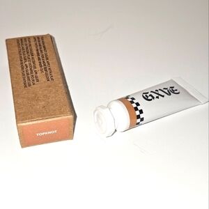 GXVE Beauty. Eye paint in Topknot.